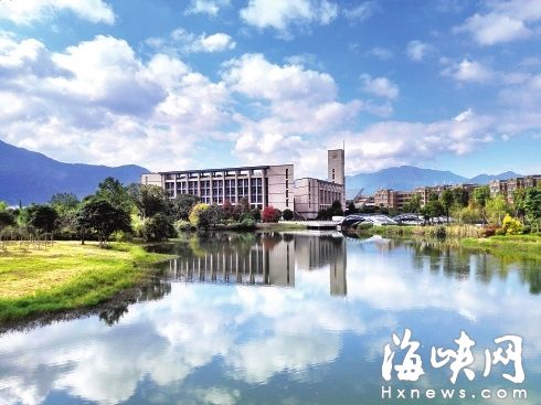 市民常凯晒在微信朋友圈里的“福州蓝”，照片摄于福州大学城
