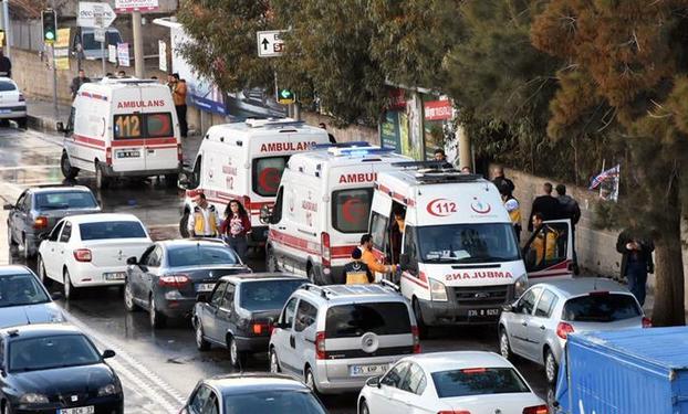 （国际）（4）土耳其海滨城市汽车炸弹袭击造成十余人死伤 3rd LD: Blast in Turkey's Izmir injures 11; 2 suspects killed - reports