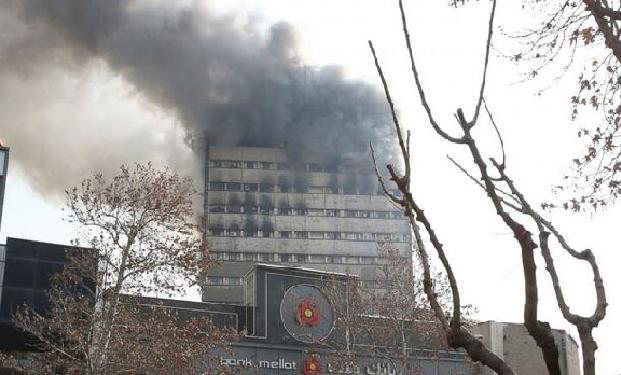 伊朗首都一栋17层高楼起火倒塌 30名消防员殉职