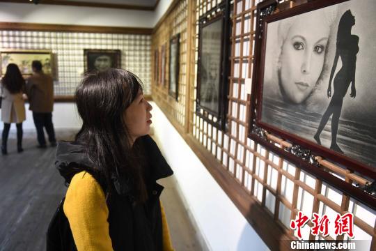 福建举办女性影雕工艺师作品展展示惠安千年石雕文化