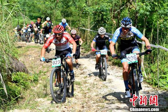 280名选手角逐国际山地自行车赛在江滨溪谷丛林间骑行