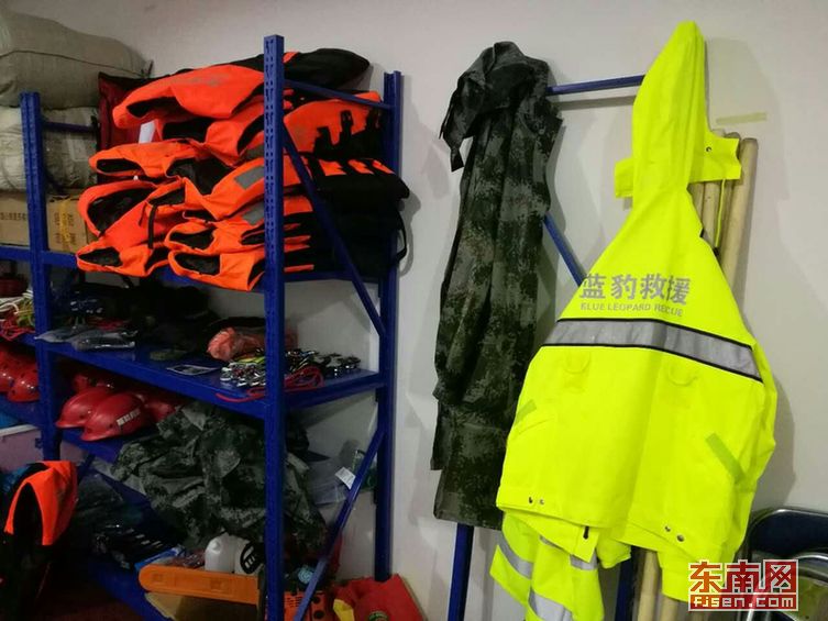 福建蓝豹救援队准备的救生衣的设备 (1).jpg