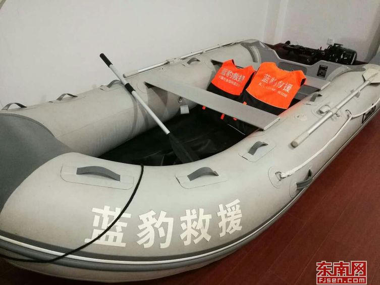 福建蓝豹救援队准备的皮划艇等救援设备.jpg