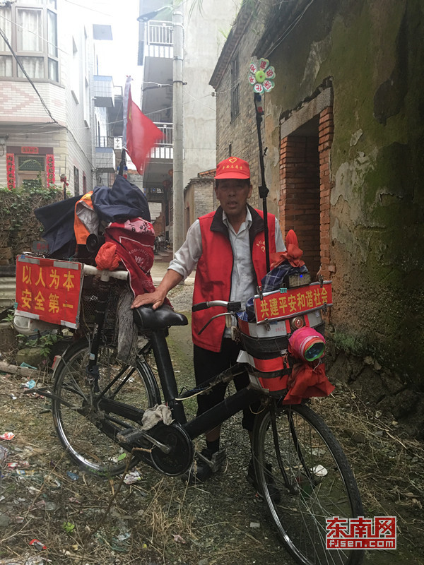 图一：杨英祥和他的宣传安全自行车.jpg