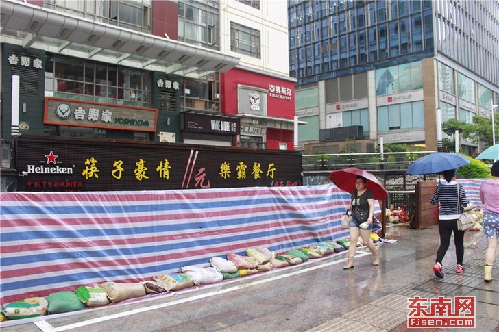福州街头一家餐厅用沙袋和挡板墙防积水.jpg
