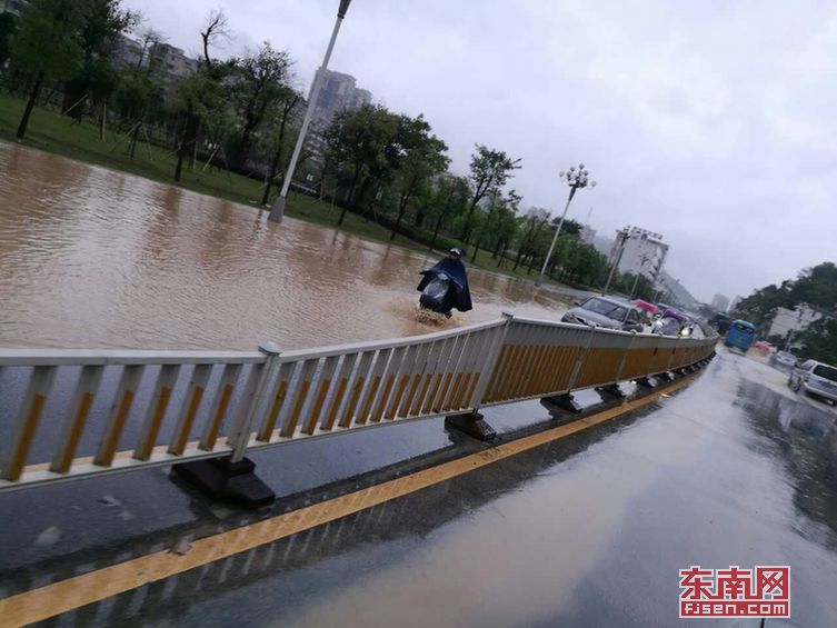 在罗源县城区一处积水严重，半副车道都是黄色的积水.jpg