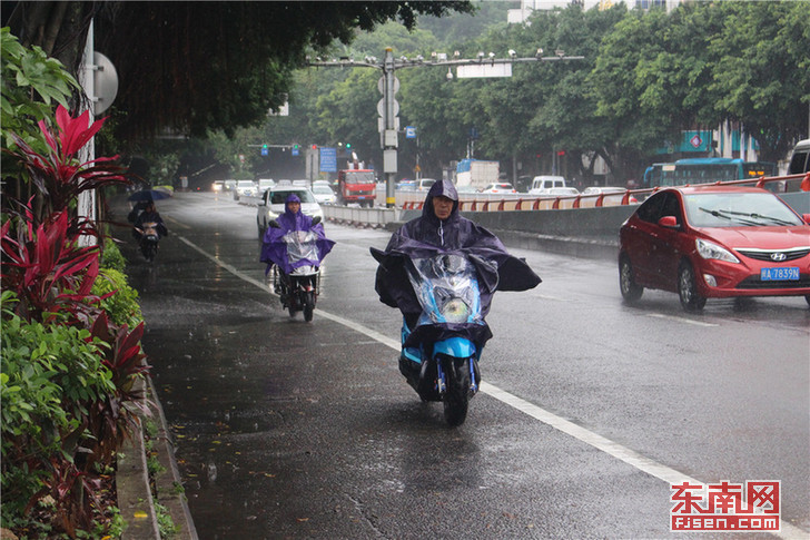 连续大雨给市民出行带来了不便.jpg