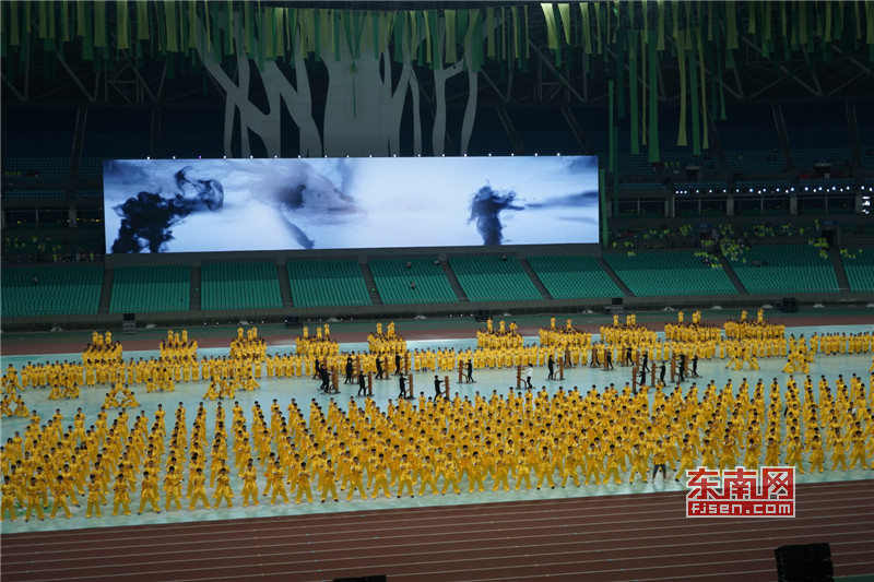 郑祖杰带领2000名弟子参加全国第一届青运会开幕式展演。.jpg