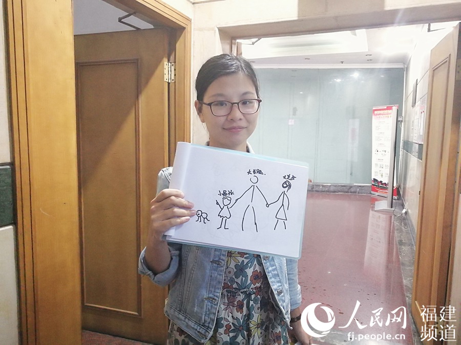 这就是他们一家三口的组合：大长腿、大美女、小孩、小小孩。