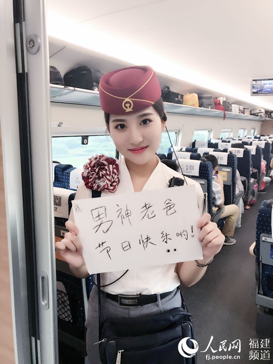 王丁可工作以后就没给老爸过父亲节，每年过节她都会寄一份小礼物给老爸，她希望明年可以陪他过节。
