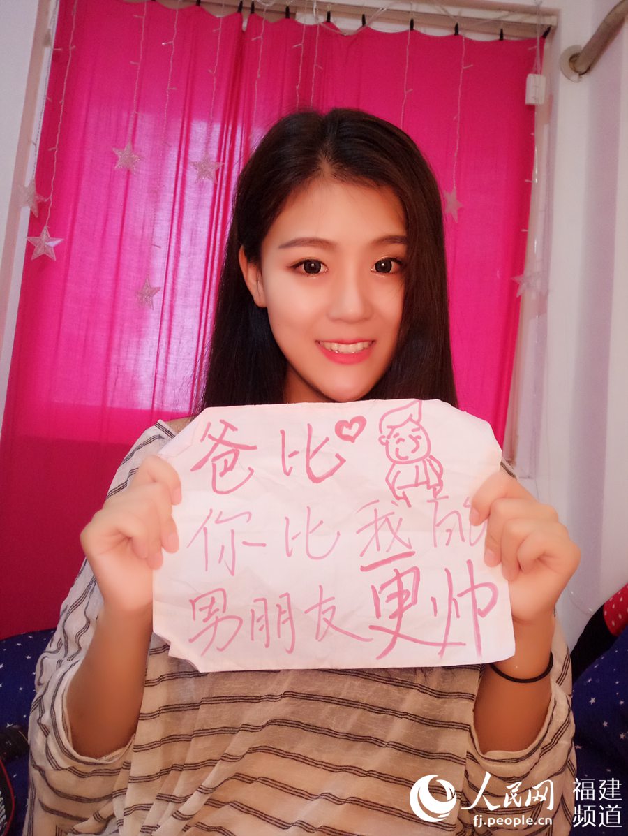 在异地工作的李晓偌希望可以在父亲节见见老爸。