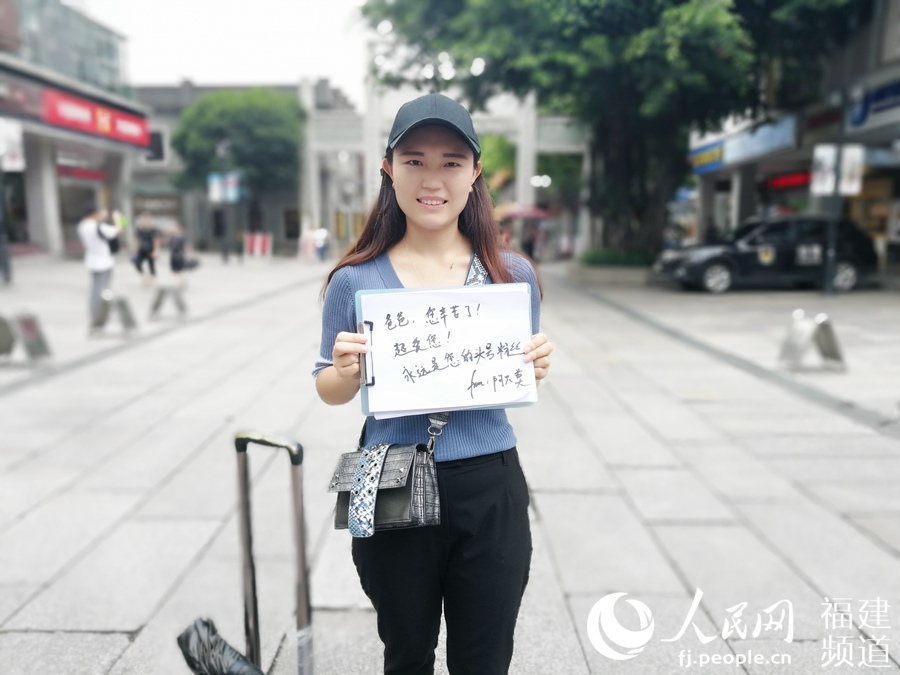 彝族妹子阿只莫即将大学毕业，她希望可以找一份好工作不让父亲操心。