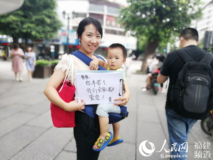 虽然她已身为人母，但在爸爸面前还是喜欢撒娇。
