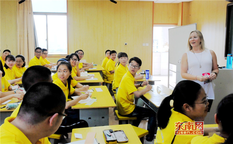 美国外教为120多名尤溪县中学生带来生动活泼、形式多样的美式教学.jpg