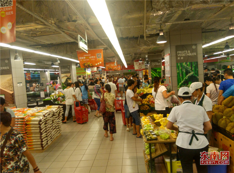 下午5点，福州永辉超市汇达店内尚未出现人群拥挤购物情况。.jpg