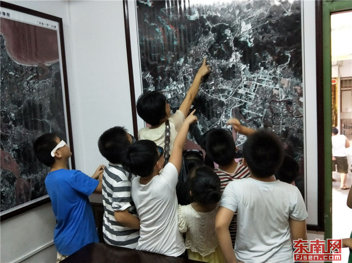 孩子们争先恐后学习了解卫星图.jpg