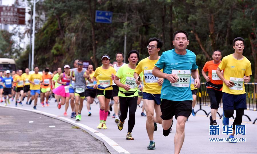 （体育）（2）马拉松——泰宁环大金湖世界华人山地马拉松赛鸣枪开跑