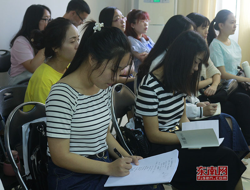 福建农林大学的学生收看十九大开幕间认真做笔记.jpg