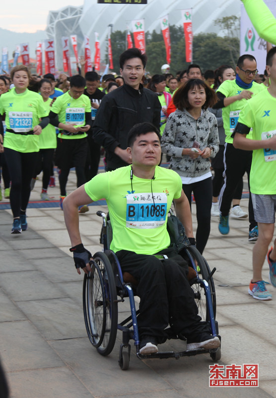 残疾人选手坐轮椅“跑”马拉松。.jpg