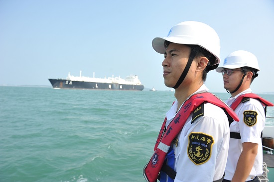 海事人员现场监护大型液化天然气船舶进出港.jpg