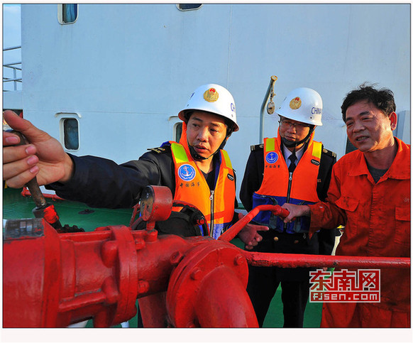 海事执法人员在油轮上检查高压水枪的设备使用情况.jpg