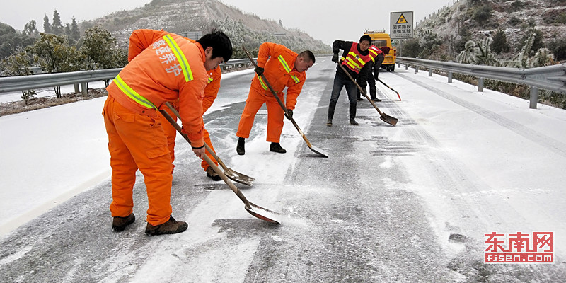 高速公路三明建宁段，养护人员正在铲雪.jpg