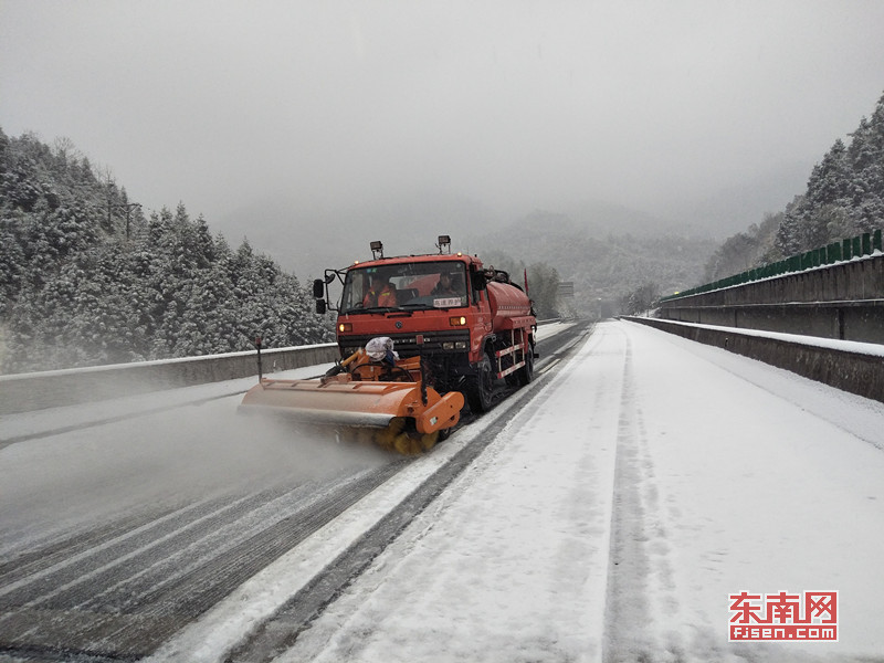 京台高速浦城段路面也出现了积雪，图为除雪设备正在工作.jpg