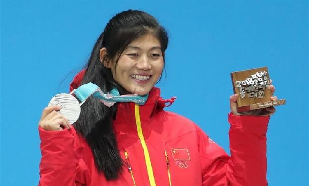 （冬奥会·领奖台）（1）单板滑雪——女子U型场地：刘佳宇参加颁奖仪式