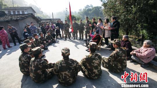 福建武警官兵慰问孤寡老人迎新春