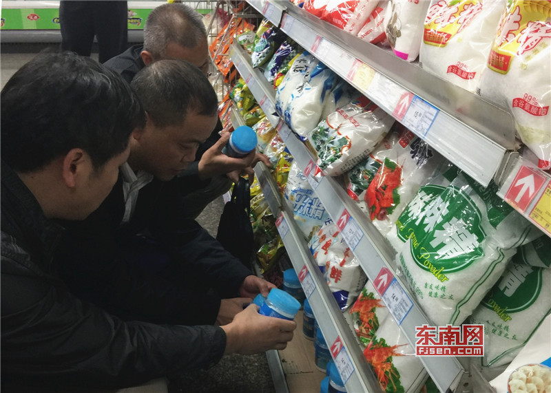 检查组对超市销售的食用盐进行抽查.jpg