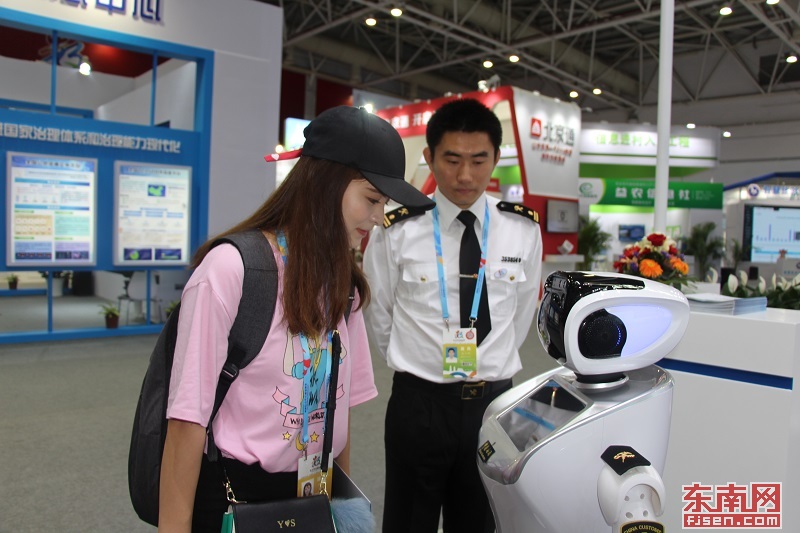 一名参会记者在和海关的智能机器人对话.jpg