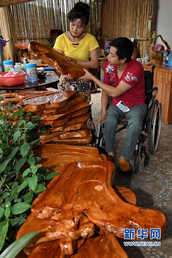 （图片故事）（4）残疾青年开网店 指尖敲出创业路