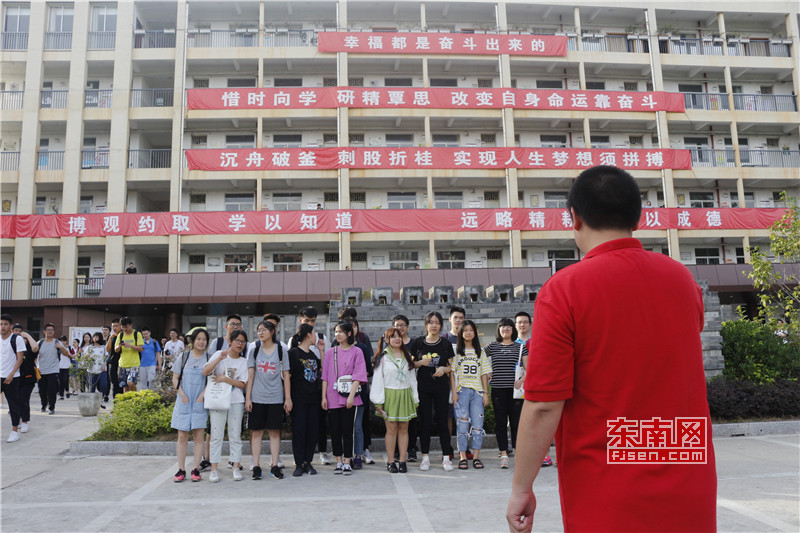 在福州铜盘考点外，考试结束后，老师正在给班里集体合影，留下高中最后在一起的时光。.jpg