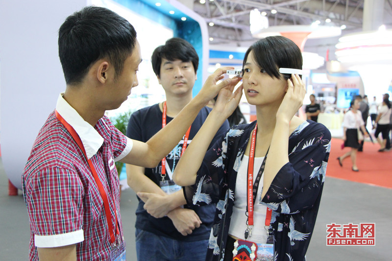 游客在工作人员的协助下配戴AR智能眼镜，现场体验“黑科技”的魅力 本网记者 林峰峰 摄.jpg