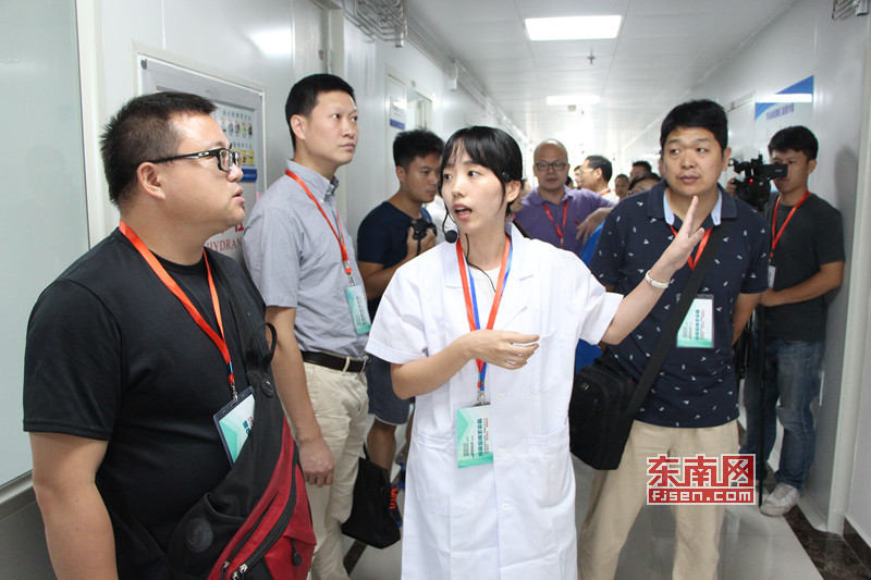 实验室工作人员正在向参访记者介绍实验室功能 东南网记者 林峰峰 摄.jpg