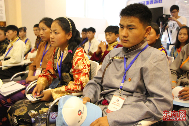 交流会现场，25位藏族少年身着藏服出席 东南网记者 林峰峰 摄.jpg