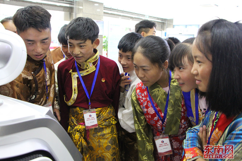 孩子们和人工机器人“小兴”亲密对话 东南网记者 林峰峰 摄.jpg