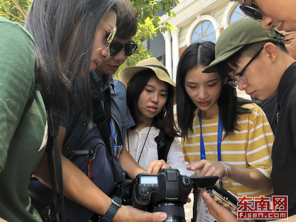 目前，微电影大赛已进入拍摄阶段，两岸青年学子在拍摄现场互相协作、交流 东南网记者 林峰峰 摄.jpg