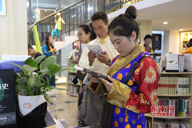 来自昌都的青年学子在会场内的图书馆挑选书籍 东南网记者林峰峰 摄.jpg