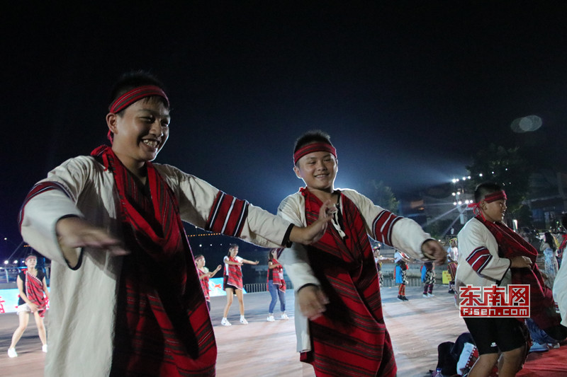来自台湾的少数民族青年盛装出席，与台下两岸青年观众亲密互动舞蹈 东南网记者林峰峰 摄.jpg
