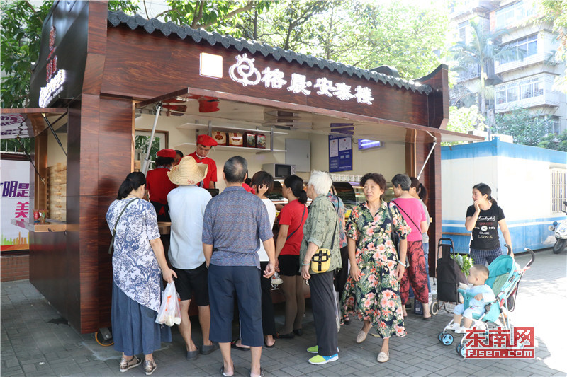 市民正在早餐车前购买食物 东南网实习生陈舒怡摄 (2).jpg