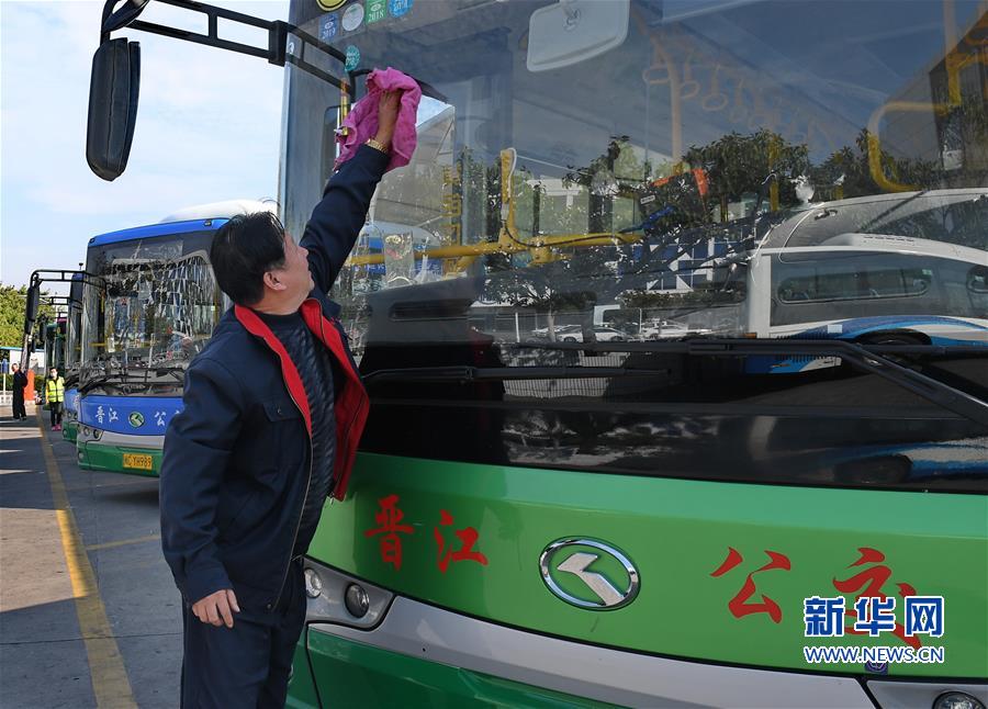 （社会）（1）福建晋江大力发展绿色公交