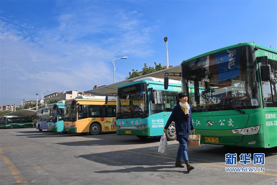 （社会）（2）福建晋江大力发展绿色公交