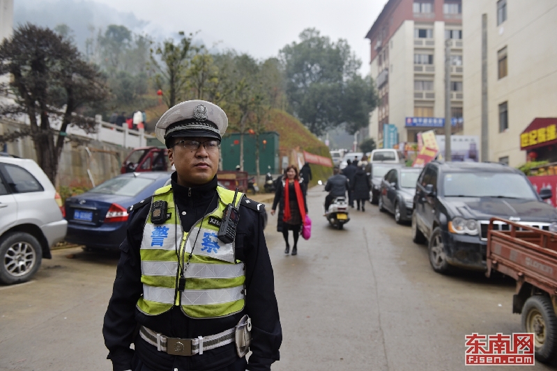 2月5日，政和公安交警在熊山公园门口执勤02.jpg