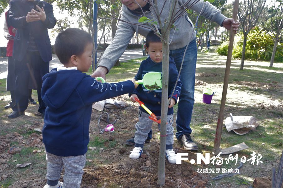 植树节,福州各地刮起“绿旋风”