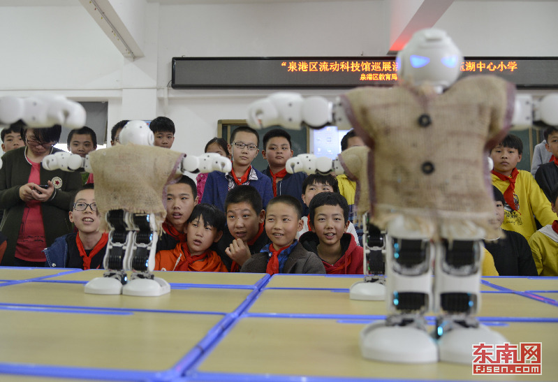 学生在观看机器人表演47.jpg