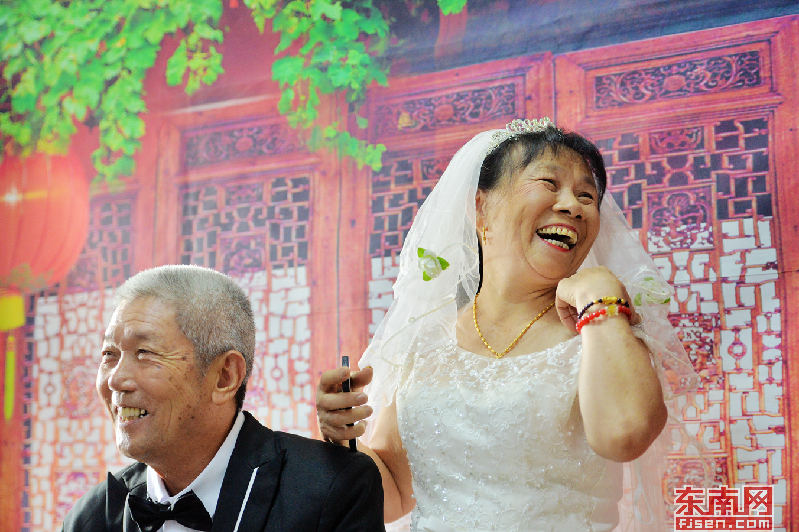上海老年人拍婚纱照_老年人在教堂拍婚纱照(2)