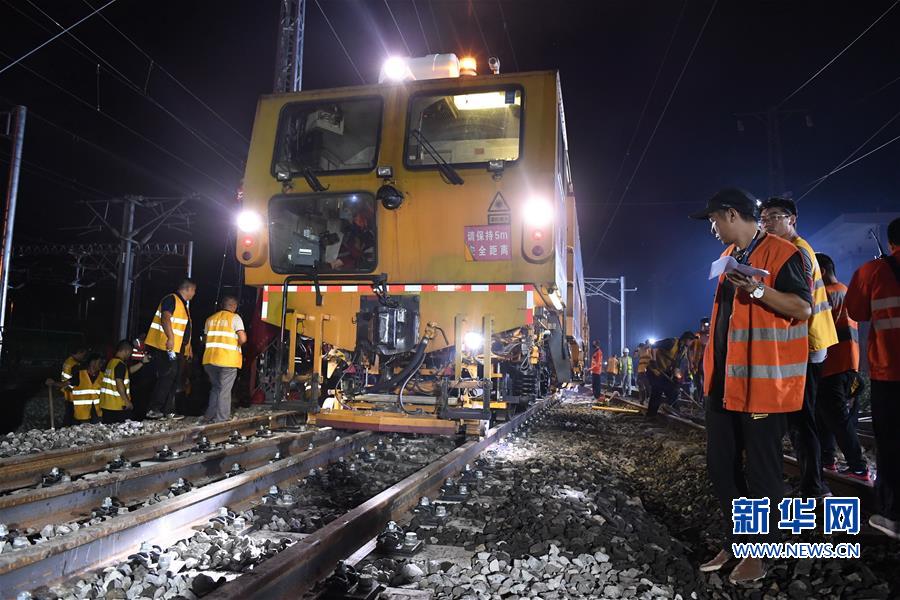 （经济）（3）福平铁路福州火车站右线道岔改造封锁施工顺利完成