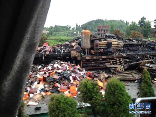 湖南高速货车与载53人大巴相撞爆炸