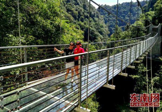 福州景区首座悬空玻璃天桥对外开放.png